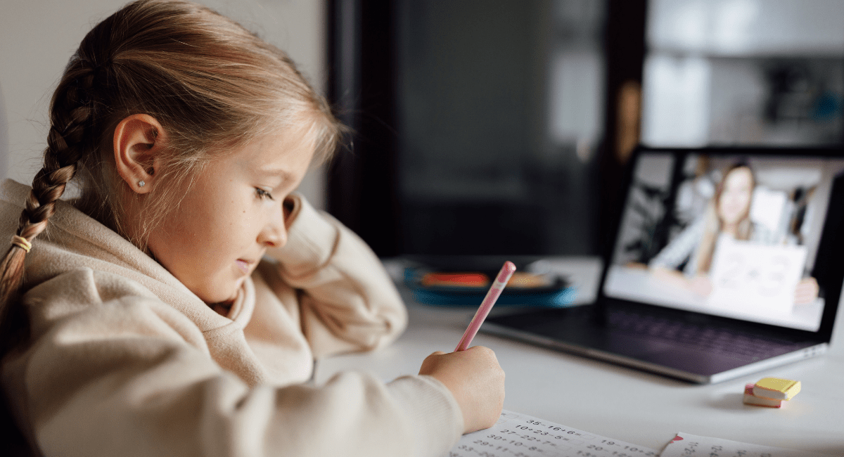 elementary student enjoying her online learning experience